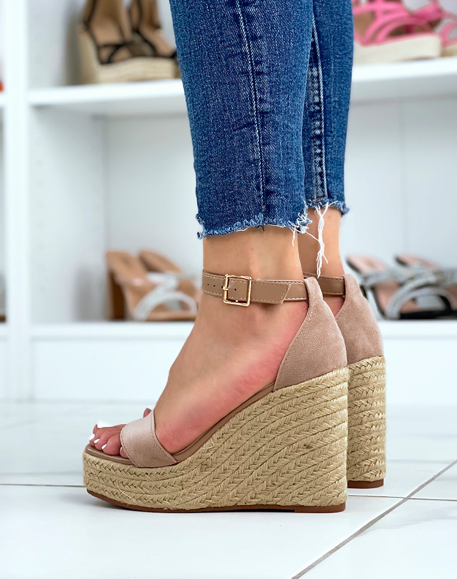 Compensées beige foncé en suédine à talon et lanière ajustable