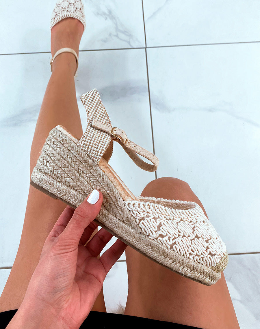 Compensées beiges brodées à talon en jute