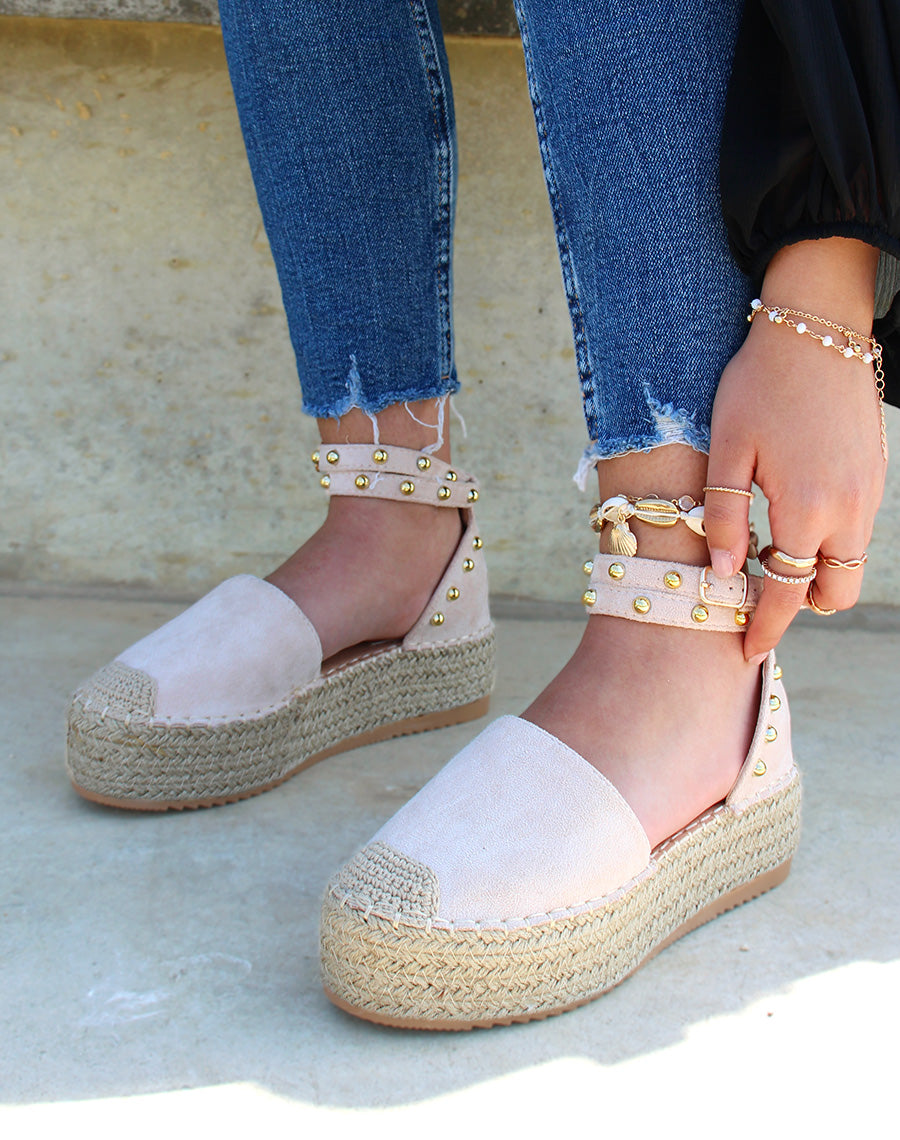 Compensées beiges cloutées style espadrilles