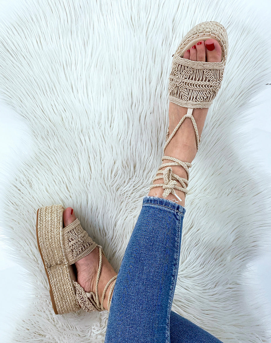 Compensées beiges à détails brodés