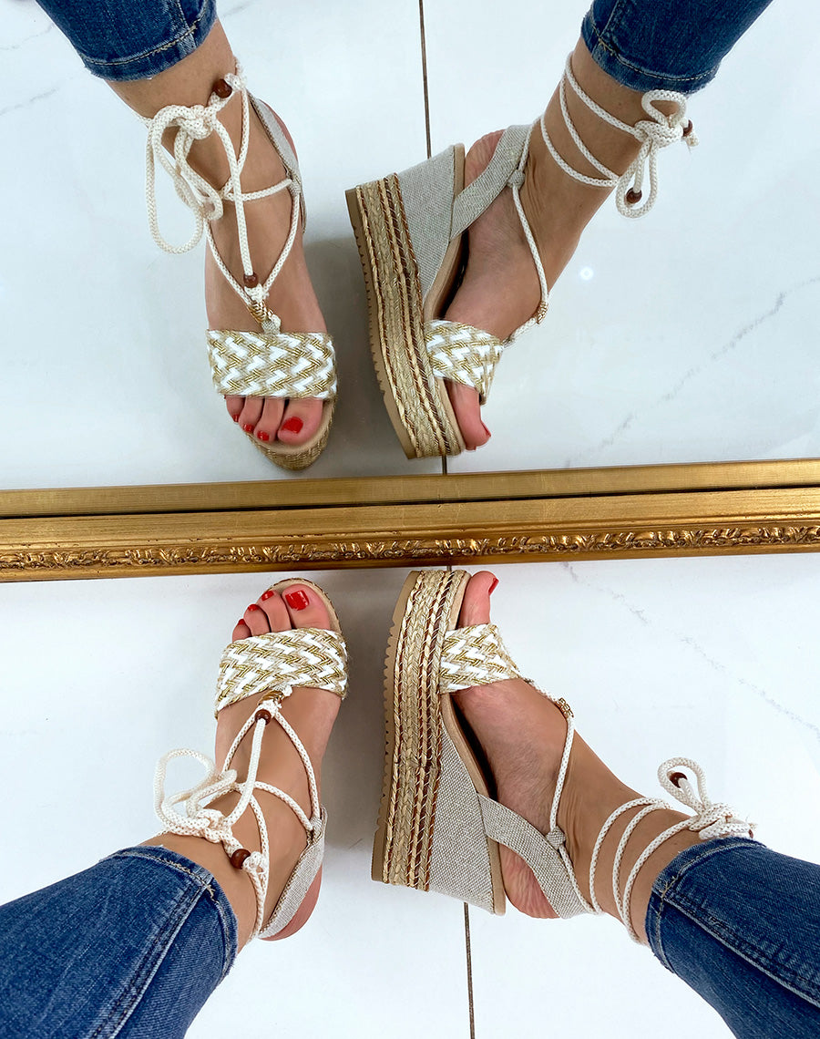 Compensées beiges à détails dorés à lacet