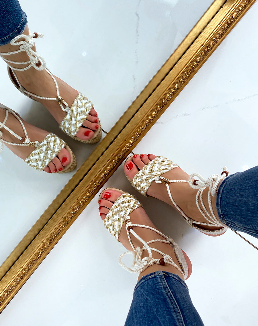 Compensées beiges à détails dorés à lacet