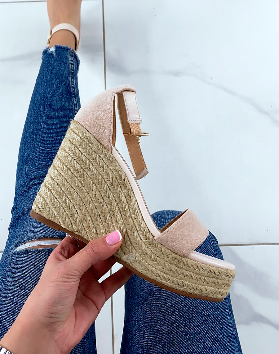 Compensées beiges en suédine à talon et lanière ajustable