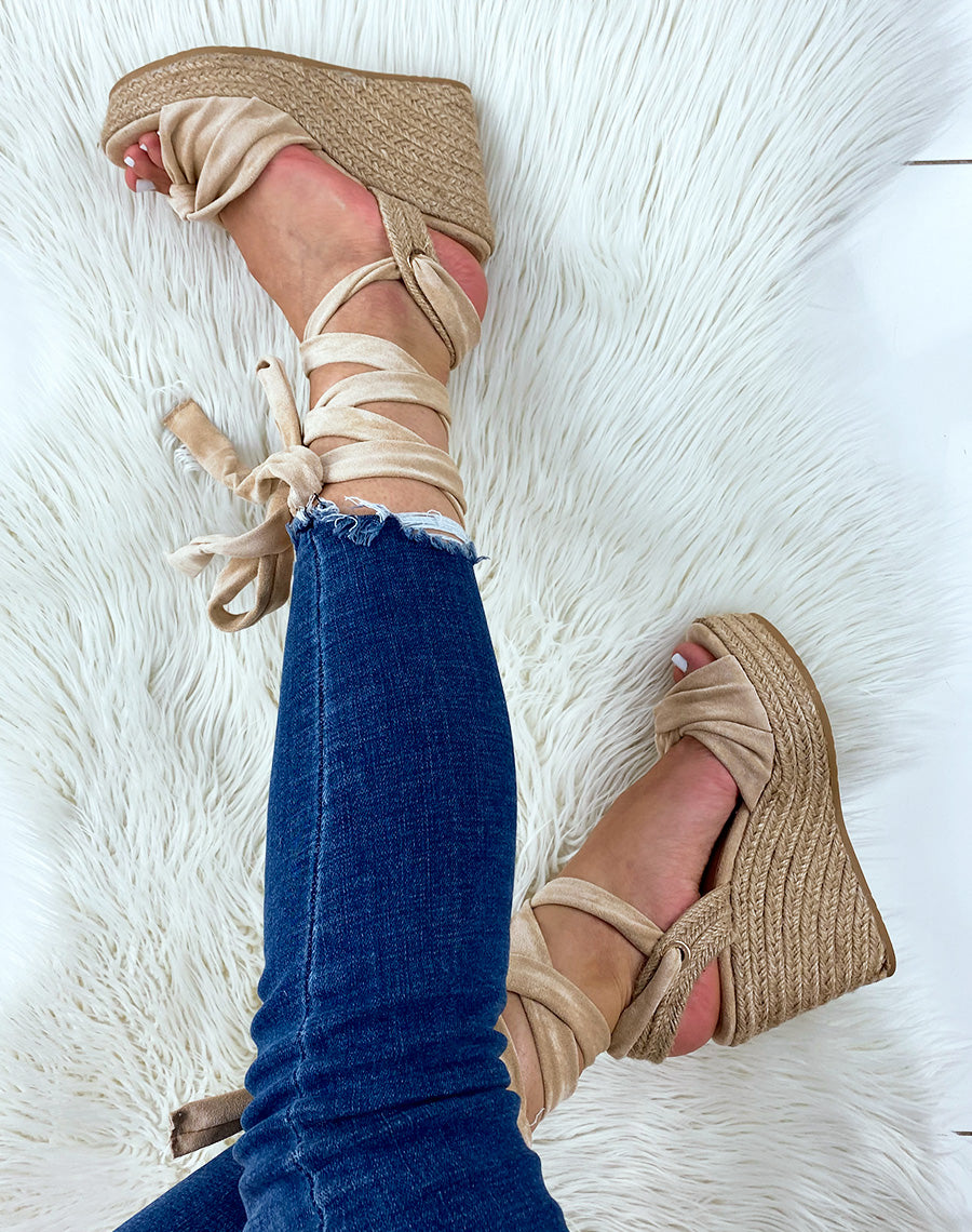 Compensées beiges en tissus à brides croisées