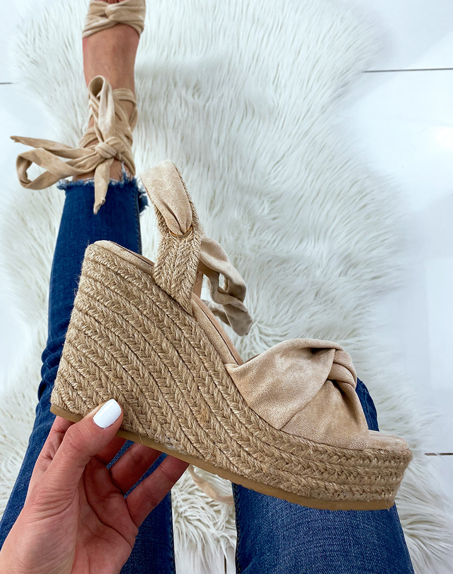 Compensées beiges en tissus à brides croisées