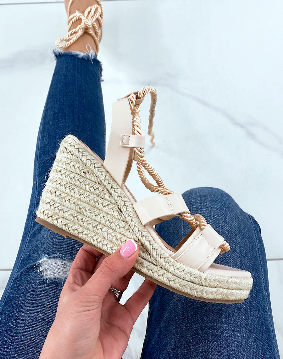 Compensées beiges lacées semelle en toile de jute