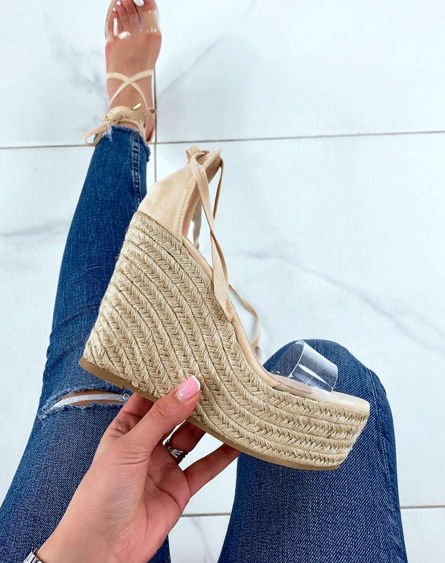 Compensées beiges à lacet et bride transparente