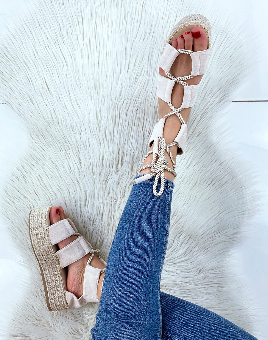 Compensées beiges à lacet et semelle en toile de jute