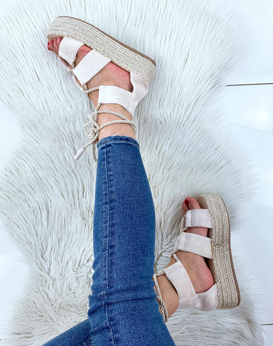 Compensées beiges à lacet et semelle en toile de jute