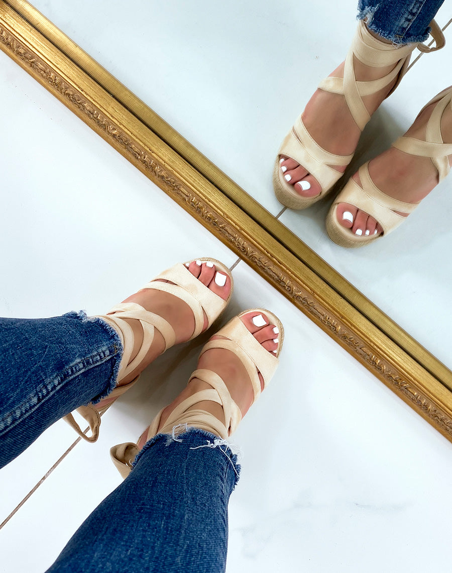 Compensées beiges à long lacet