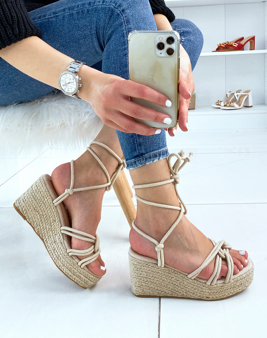 Compensées beiges à longues lanières et semelle en jute