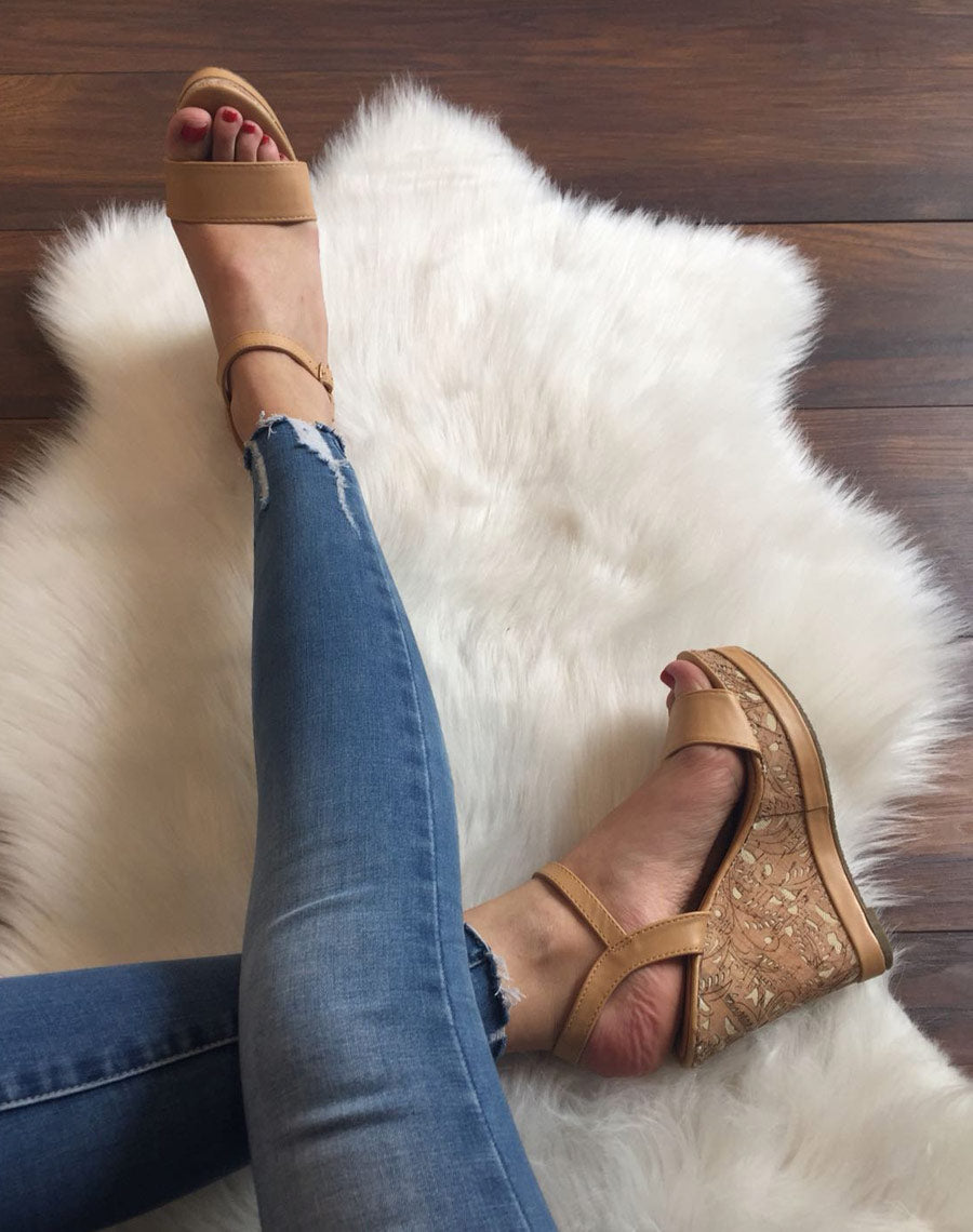 Compensées beiges ornées de fleurs