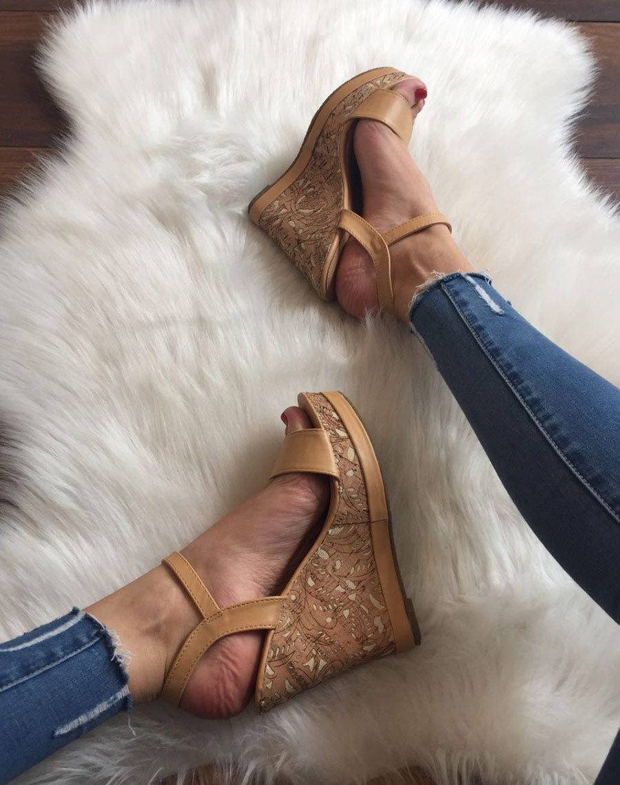 Compensées beiges ornées de fleurs