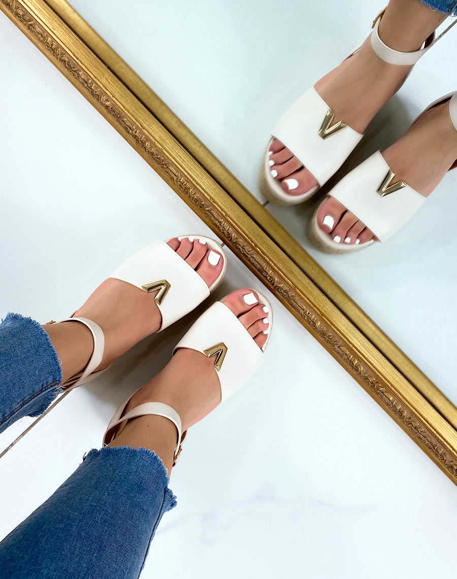 Compensées beiges plates à détail V doré