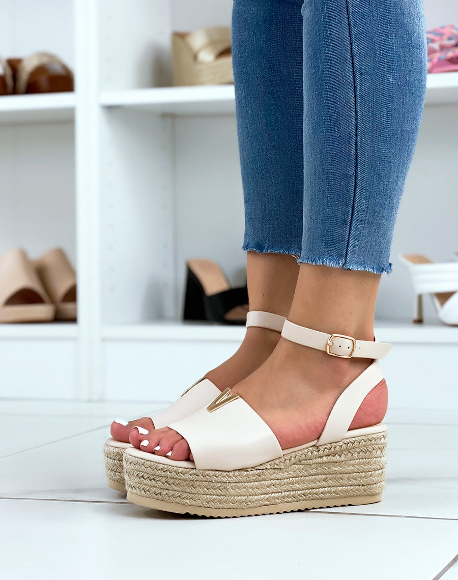 Compensées beiges plates à détail V doré