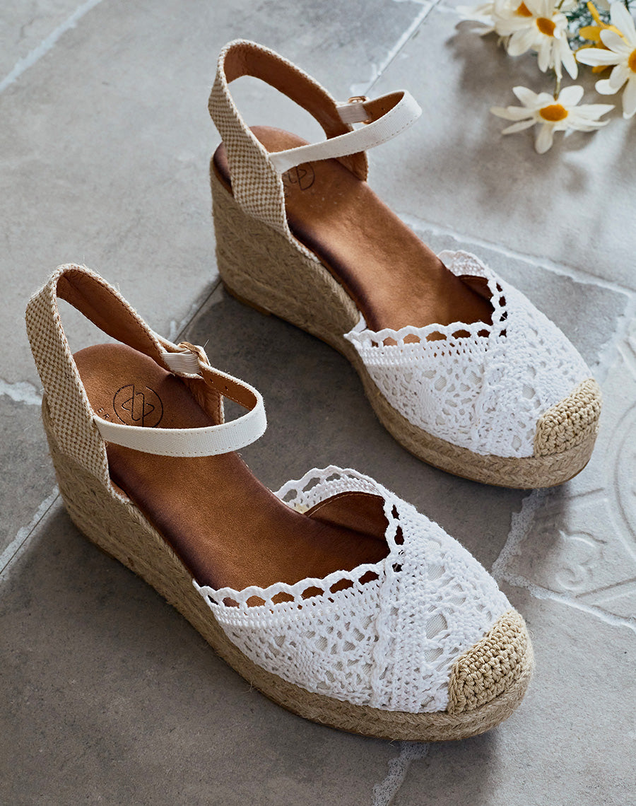 Compensées blanches et beiges à détails brodés