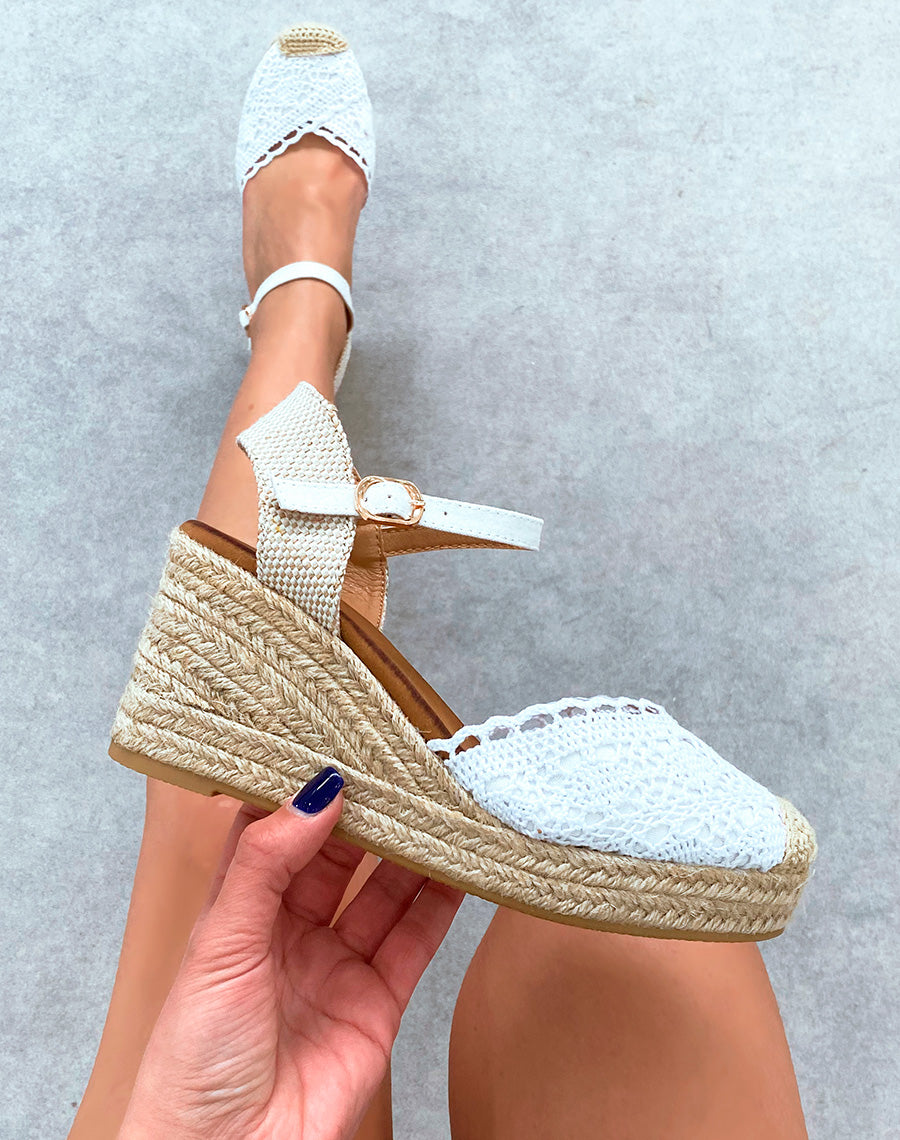 Compensées blanches et beiges à détails brodés