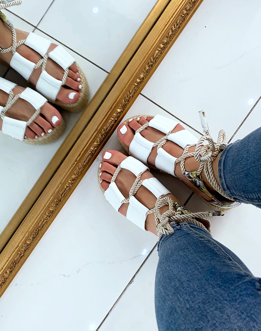 Compensées blanches à lacet et semelle en toile de jute