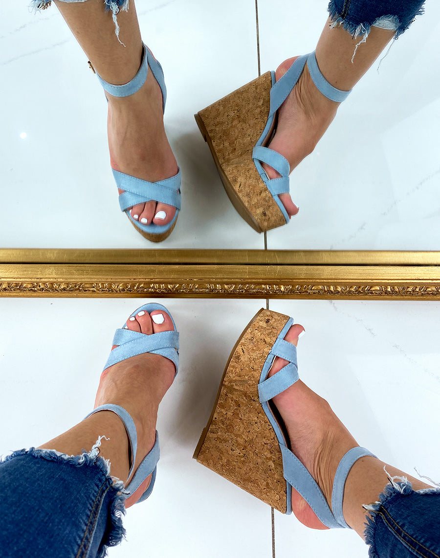 Compensées bleu pastel en suédine à brides croisées