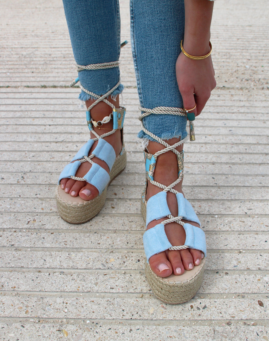 Compensées bleues à motifs asymétriques à lacet et semelle en toile de jute
