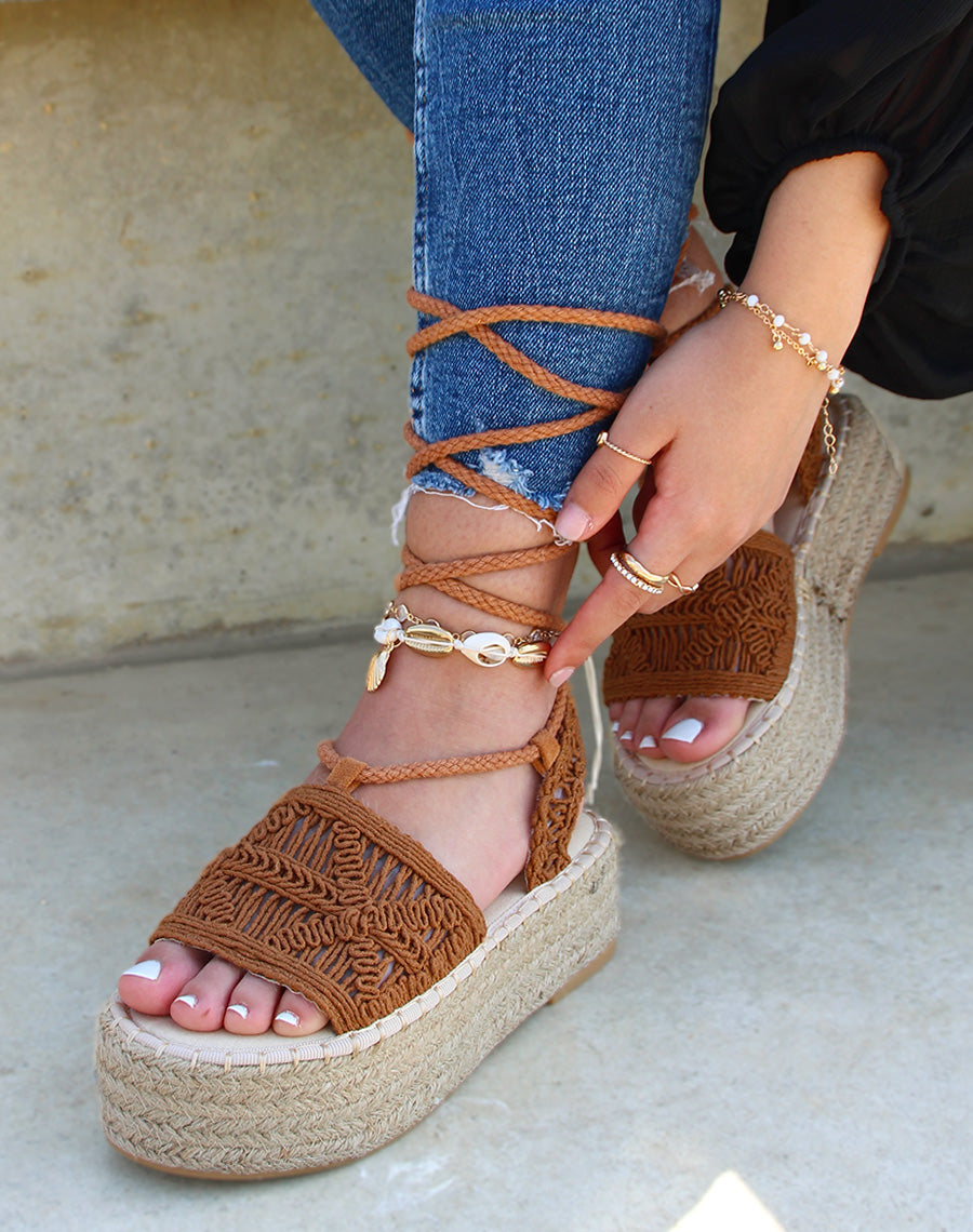 Compensées camel à détails brodés