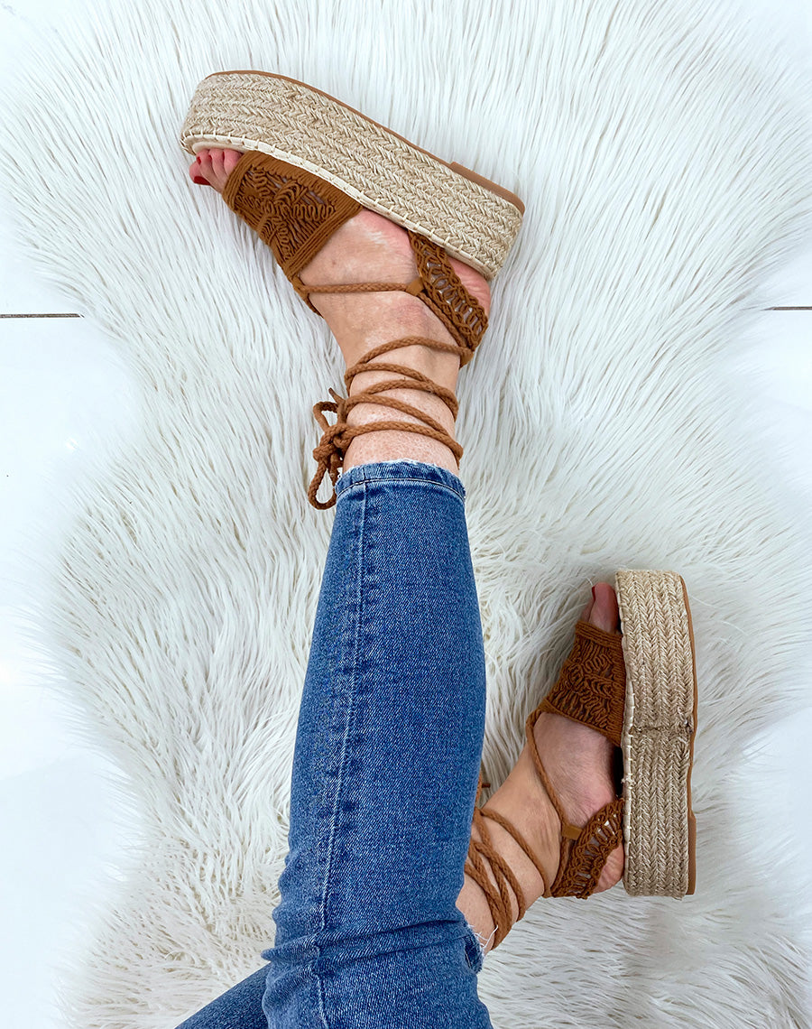 Compensées camel à détails brodés