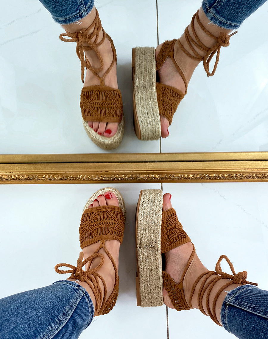 Compensées camel à détails brodés