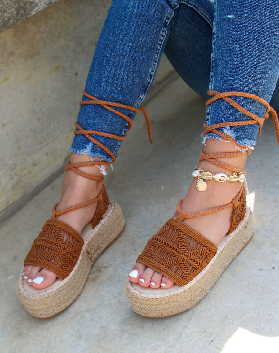 Compensées camel à détails brodés