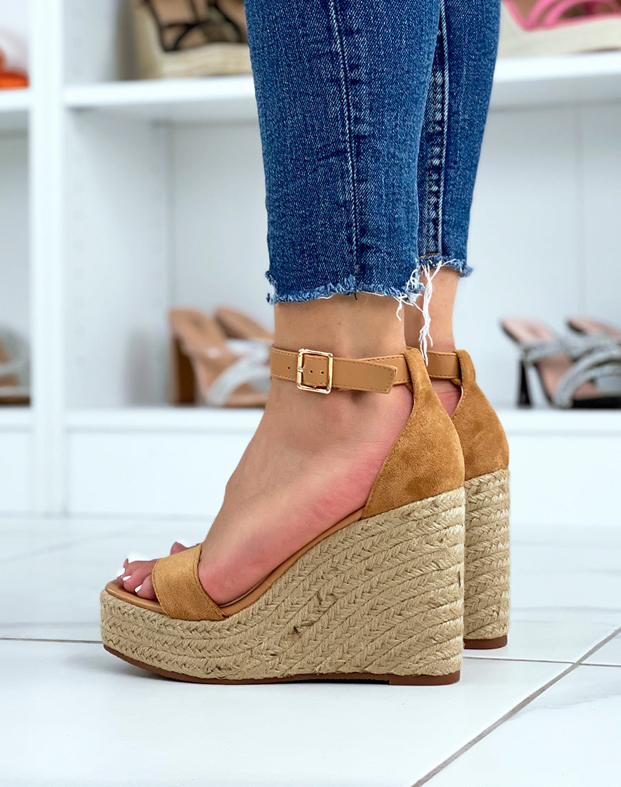 Compensées camel en suédine à talon et lanière ajustable