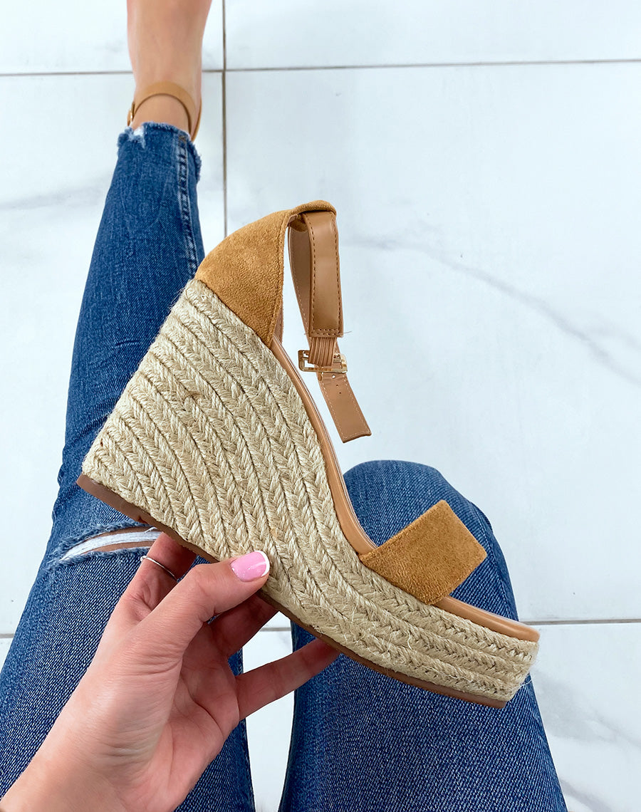 Compensées camel en suédine à talon et lanière ajustable