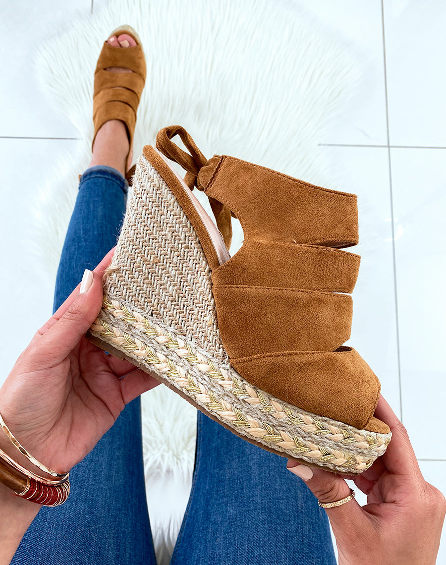 Compensées camel fermées avec bride à nouer