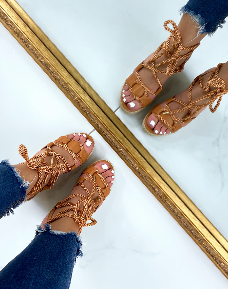 Compensées camel lacées semelle en toile de jute