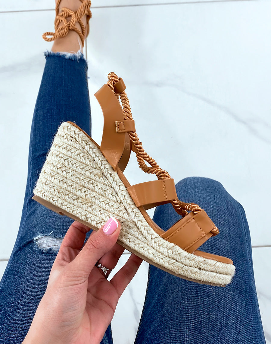 Compensées camel lacées semelle en toile de jute