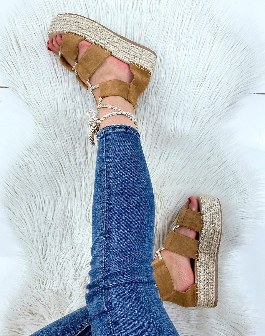 Compensées camel à lacet et semelle en toile de jute