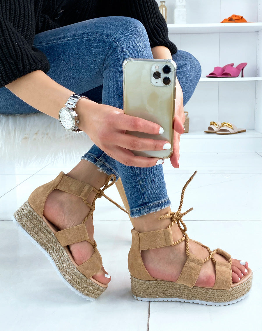 Compensées camel à longues lanières et multiples brides