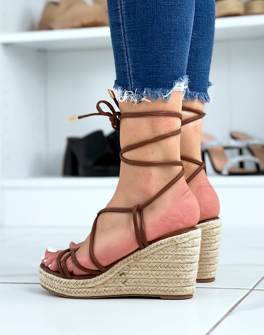 Compensées chocolat à fine lanières et lacets entrecroisés