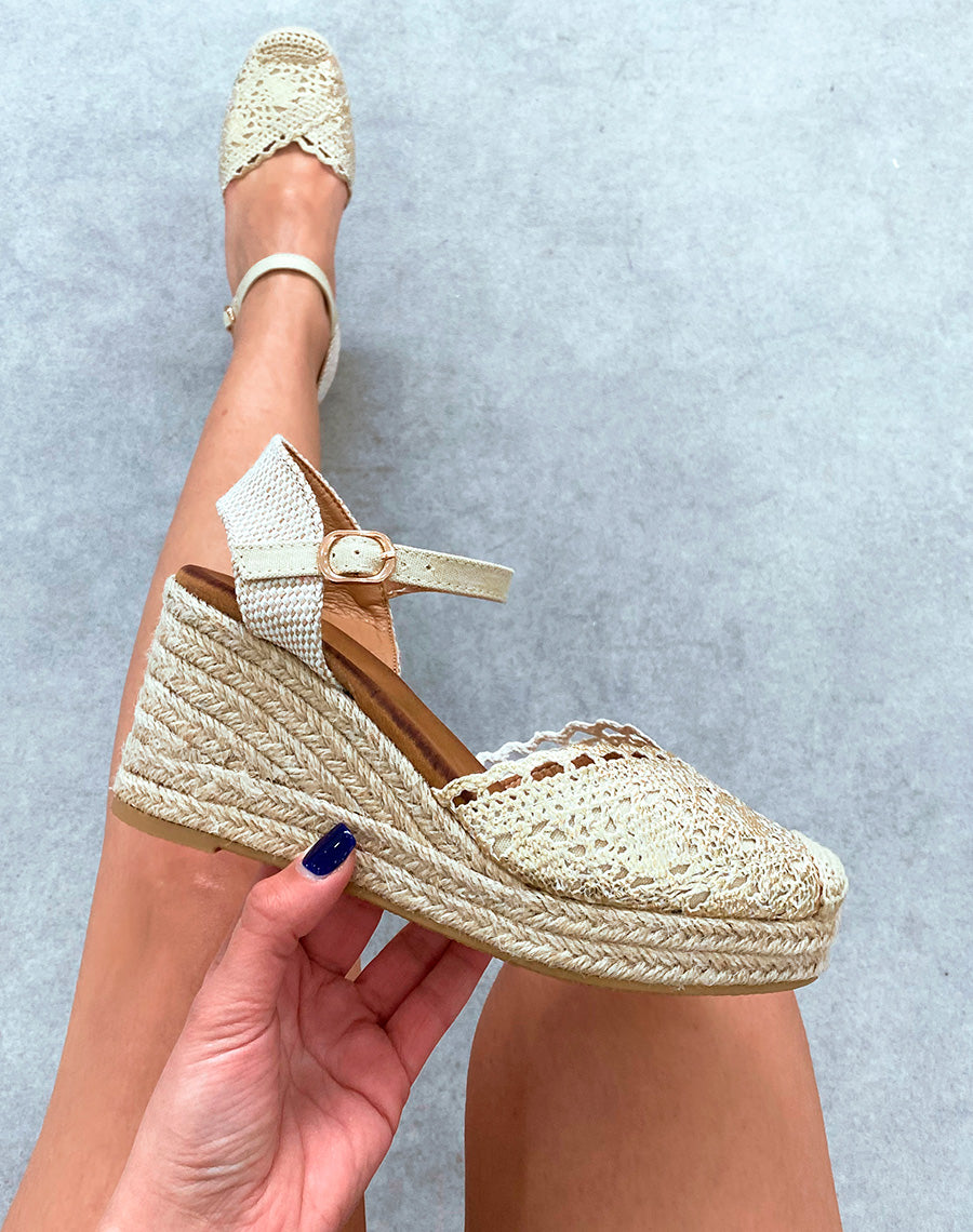 Compensées dorées et beiges à détails brodés