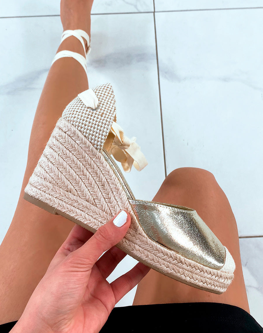 Compensées dorées et talon en jute