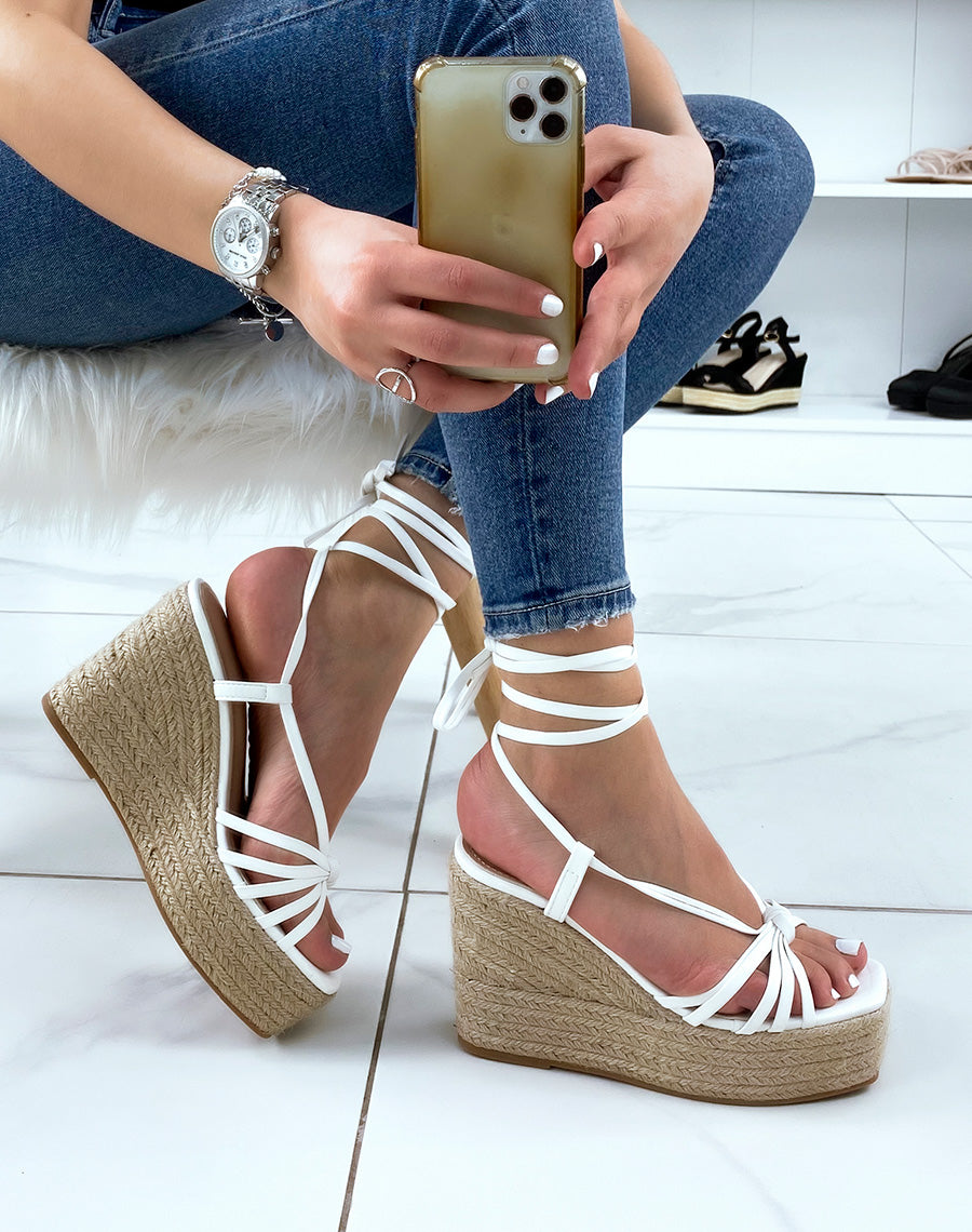 Compensées en similicuir blanches à lacets