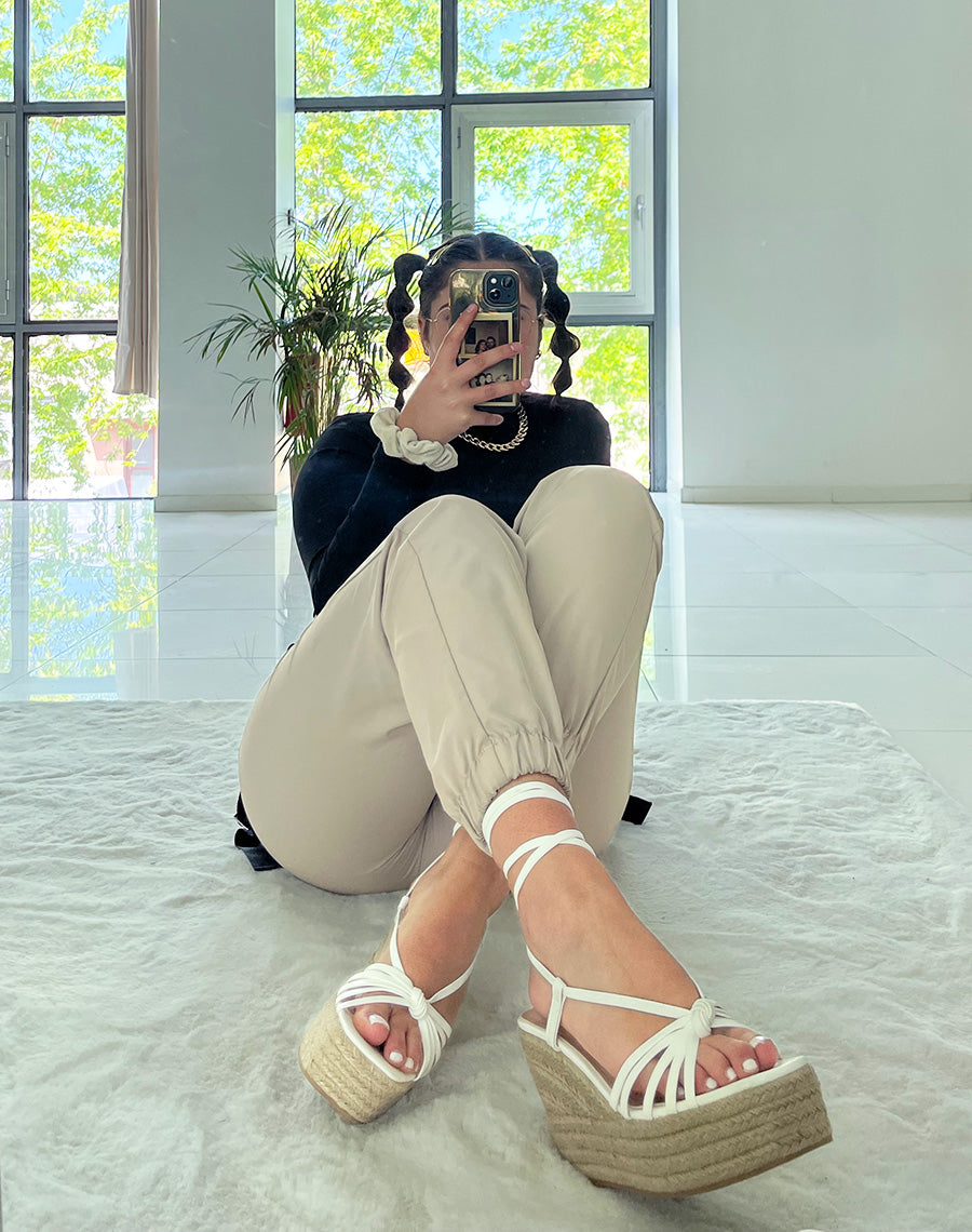 Compensées en similicuir blanches à lacets