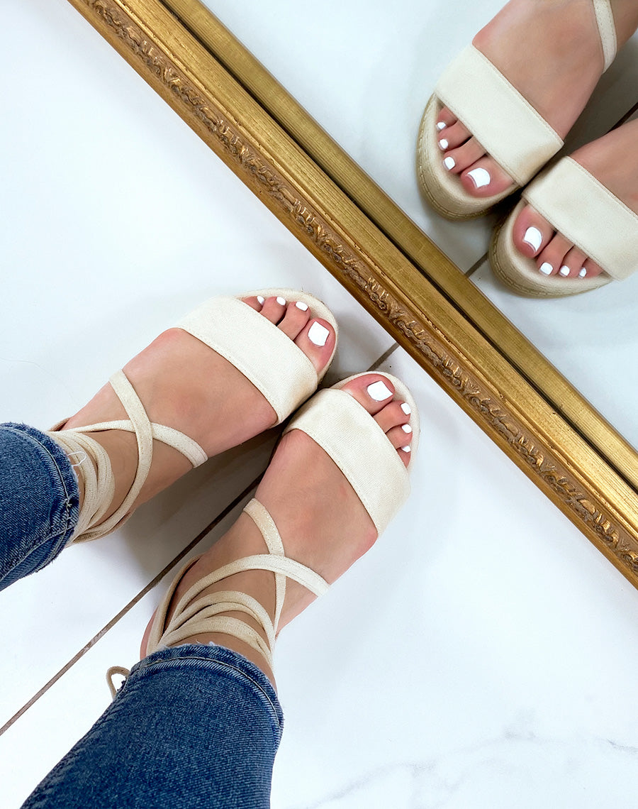 Compensées en suédine beige et lacet