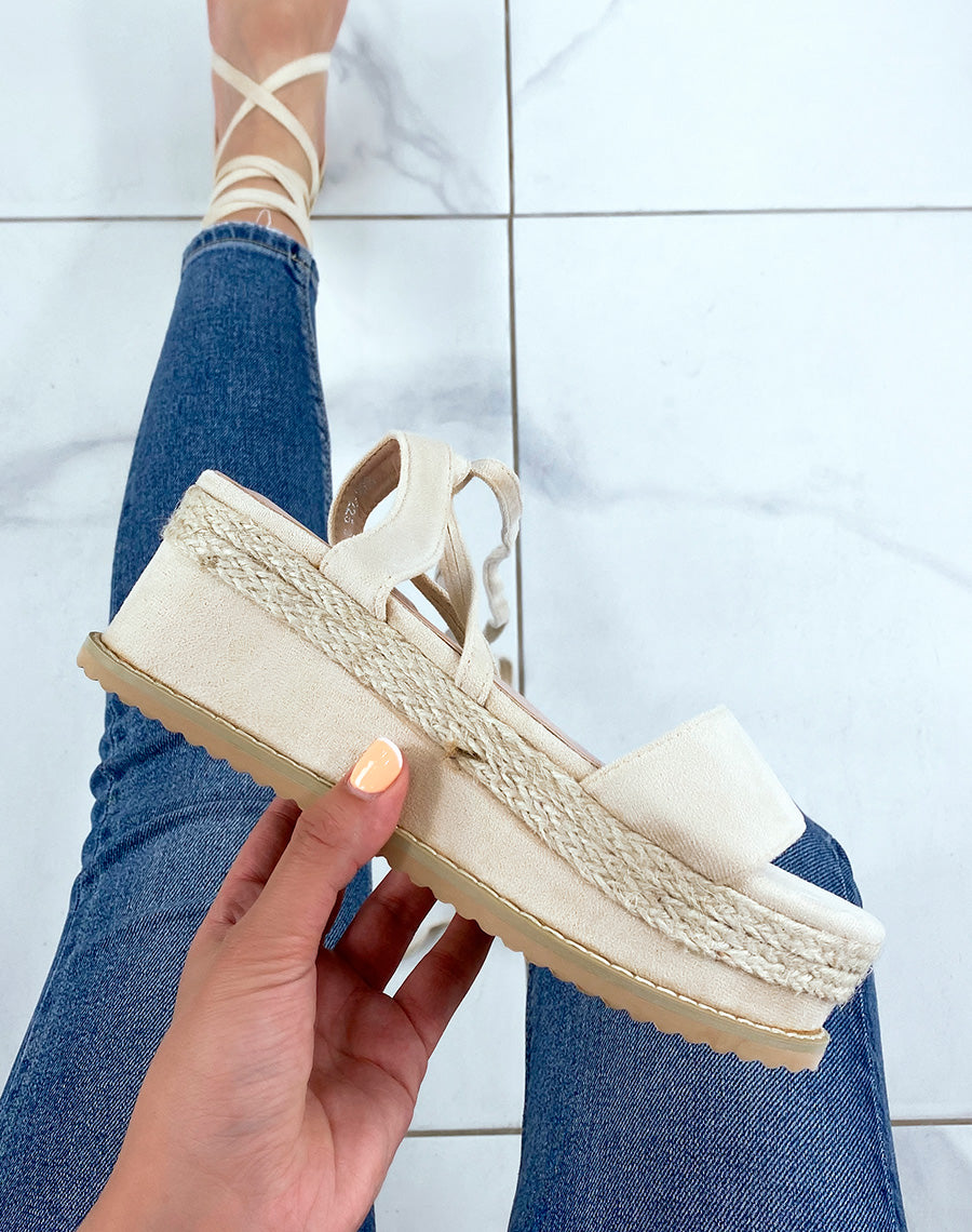 Compensées en suédine beige et lacet