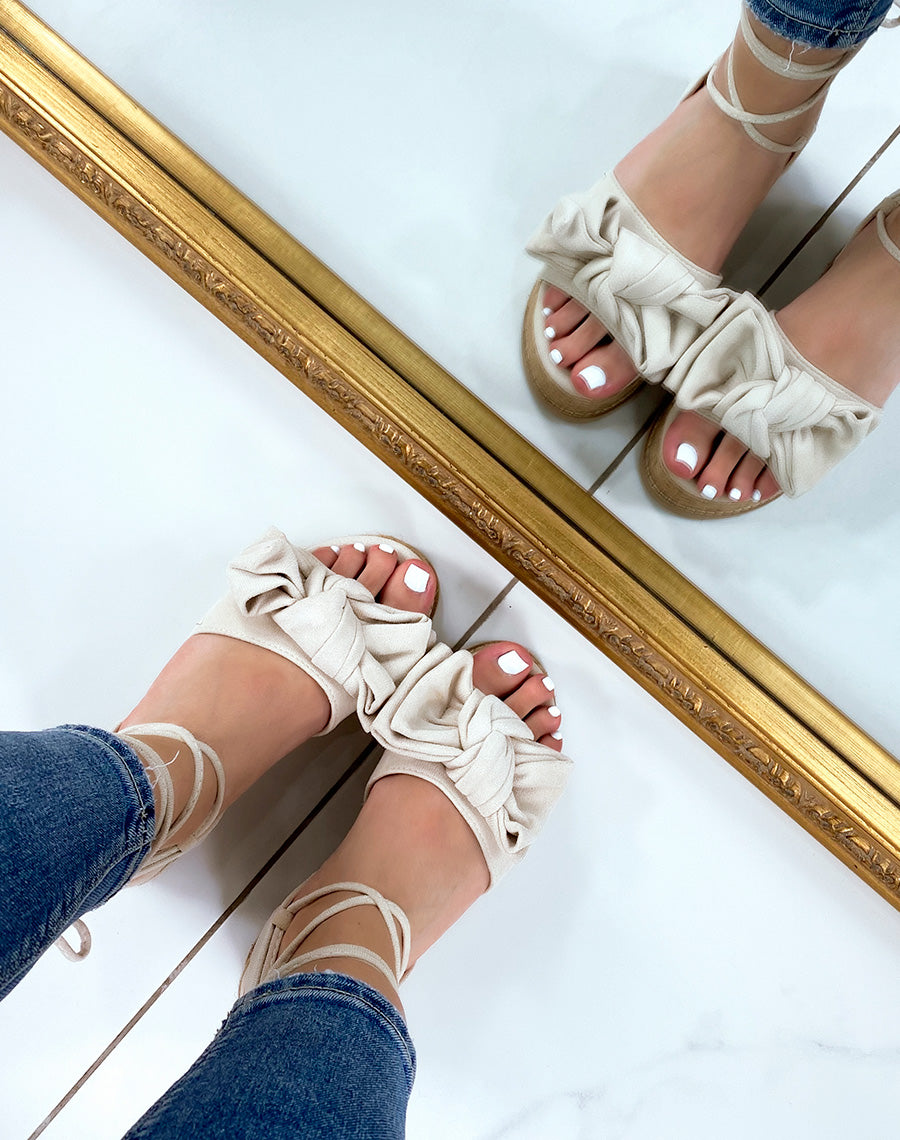 Compensées en suédine beige à noeud et lacet