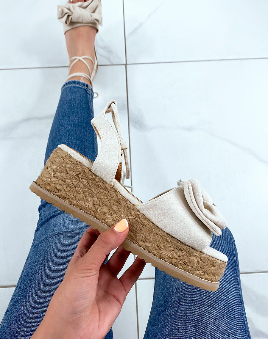 Compensées en suédine beige à noeud et lacet