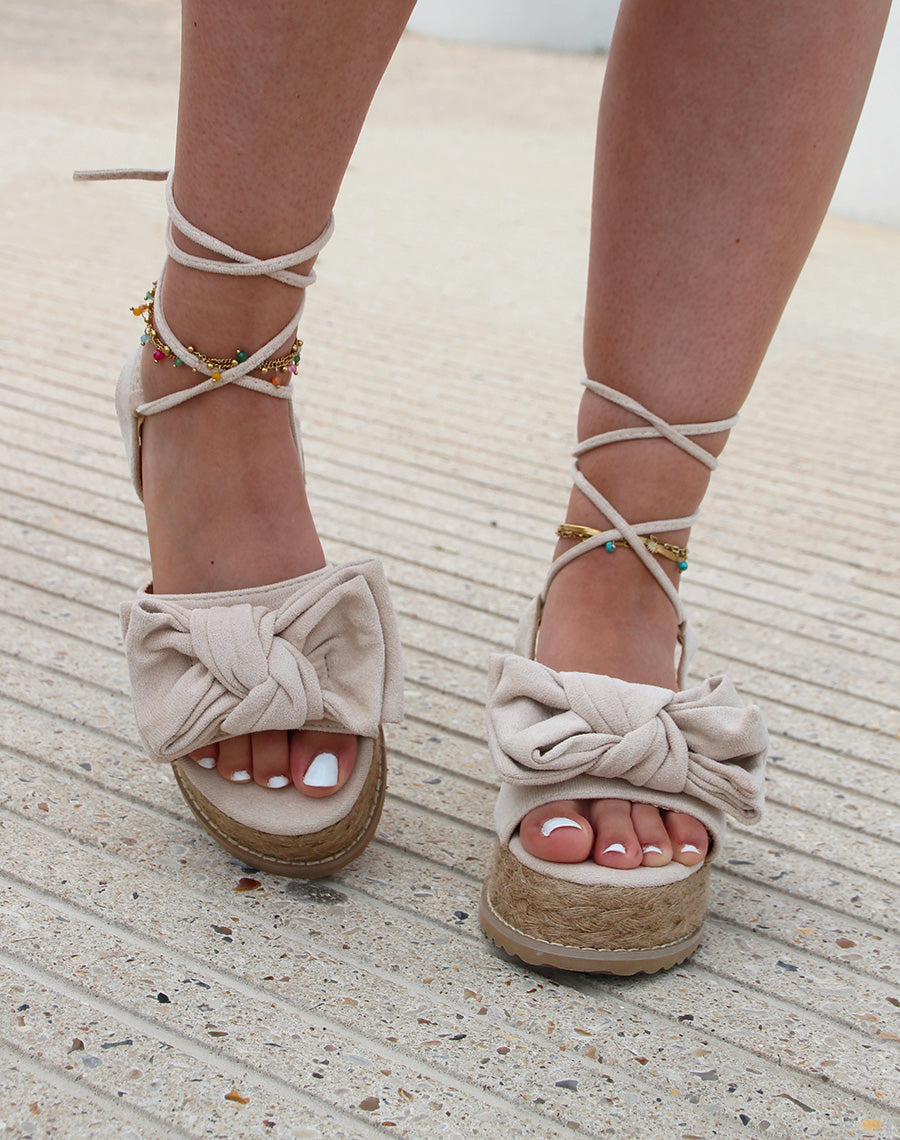 Compensées en suédine beige à noeud et lacet