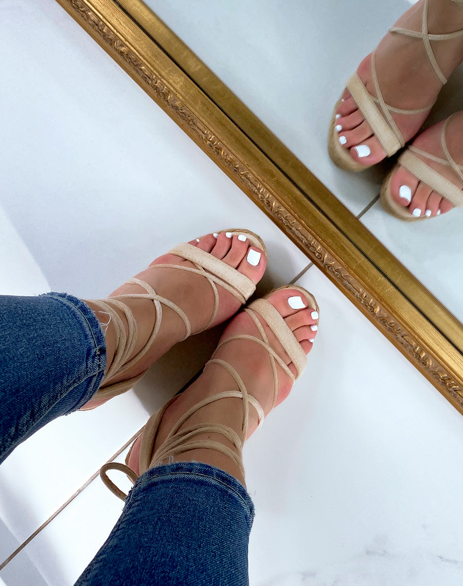 Compensées en suédine beiges à lacets