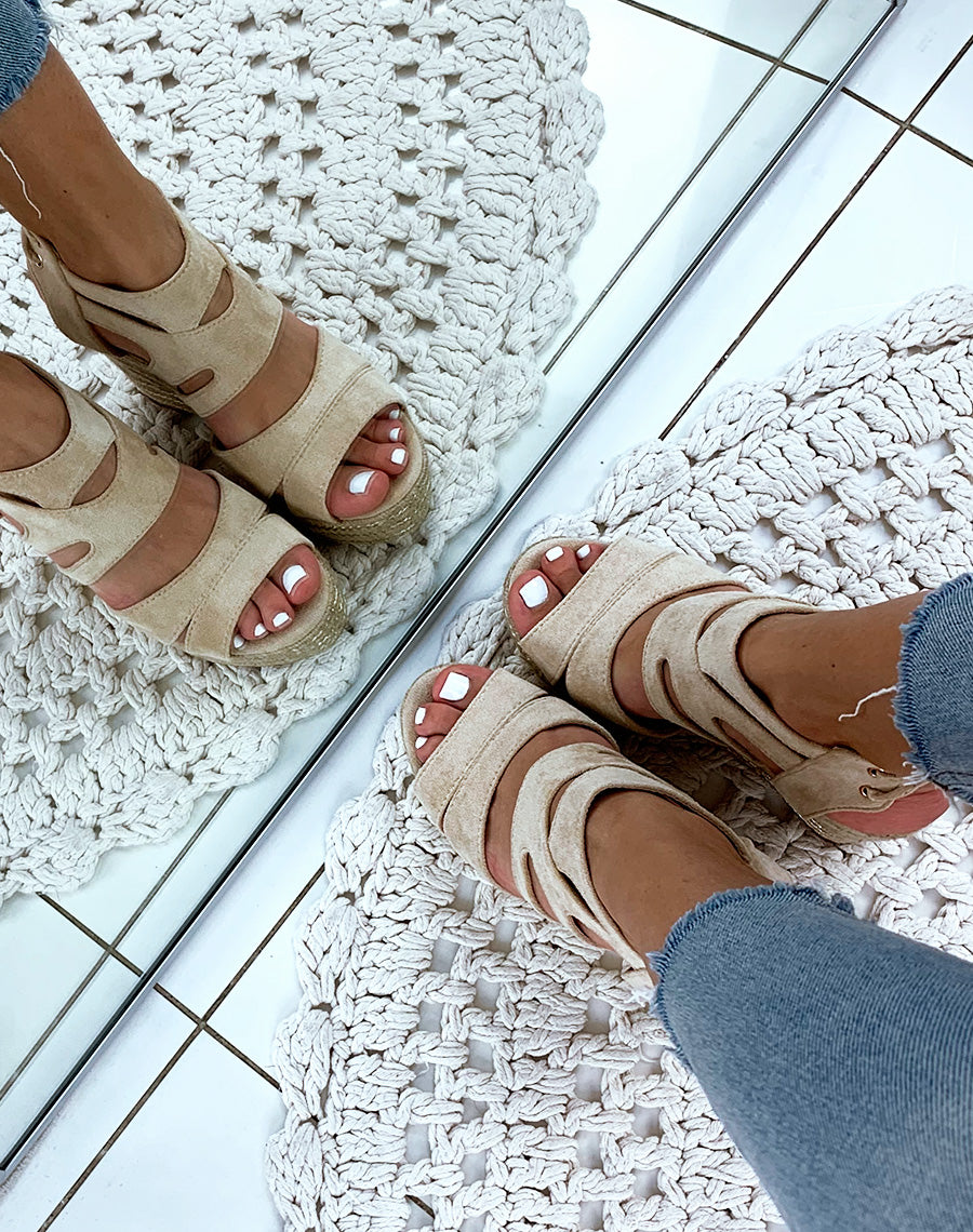 Compensées en suédine beiges à multiples brides