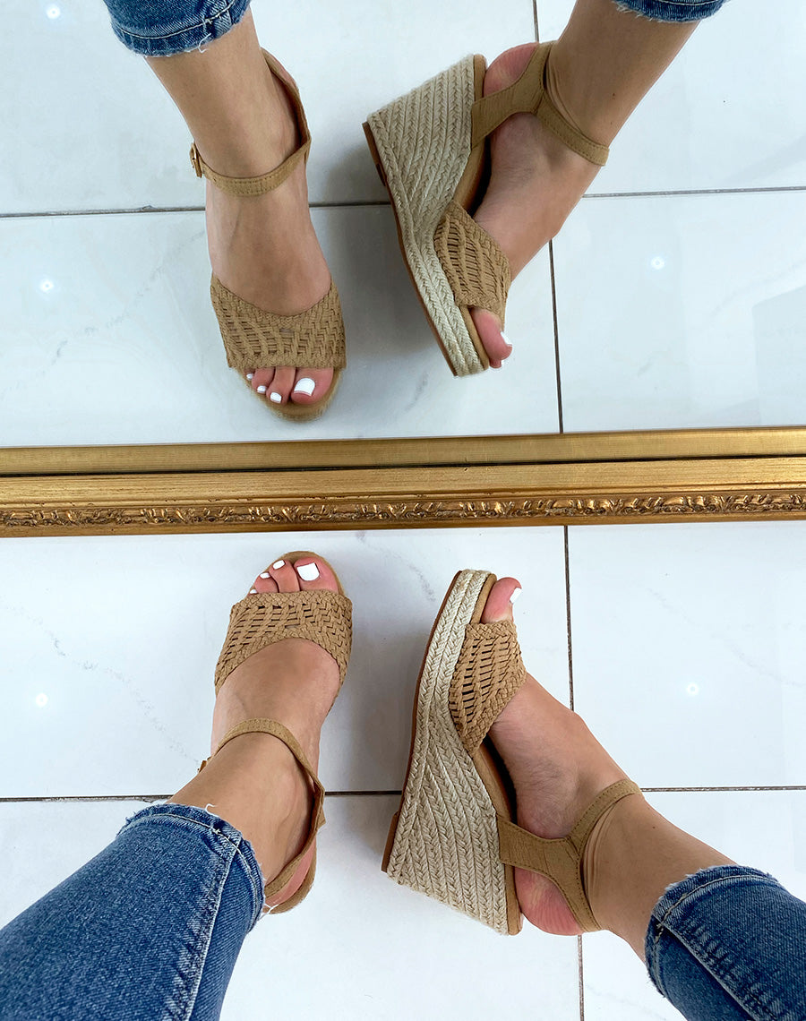 Compensées en suédine camel