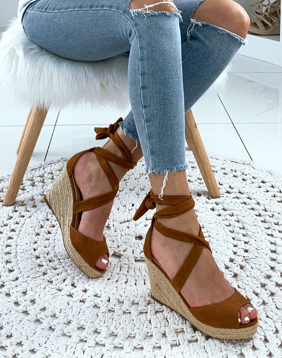 Compensées en suédine camel à lacets entrecroisés
