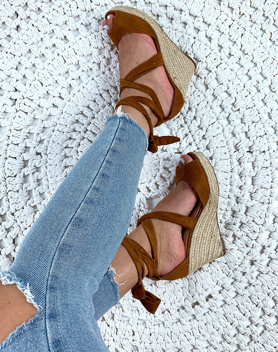 Compensées en suédine camel à lacets entrecroisés